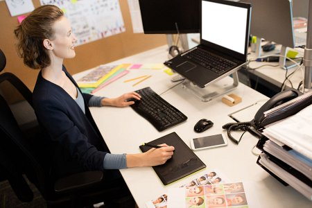 widok z góry na ergonomiczne stanowisko komputerowe