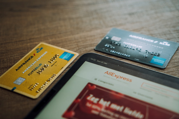 karty kredytowe z wypukłymi numerami - aliexpress otwarte na tablecie