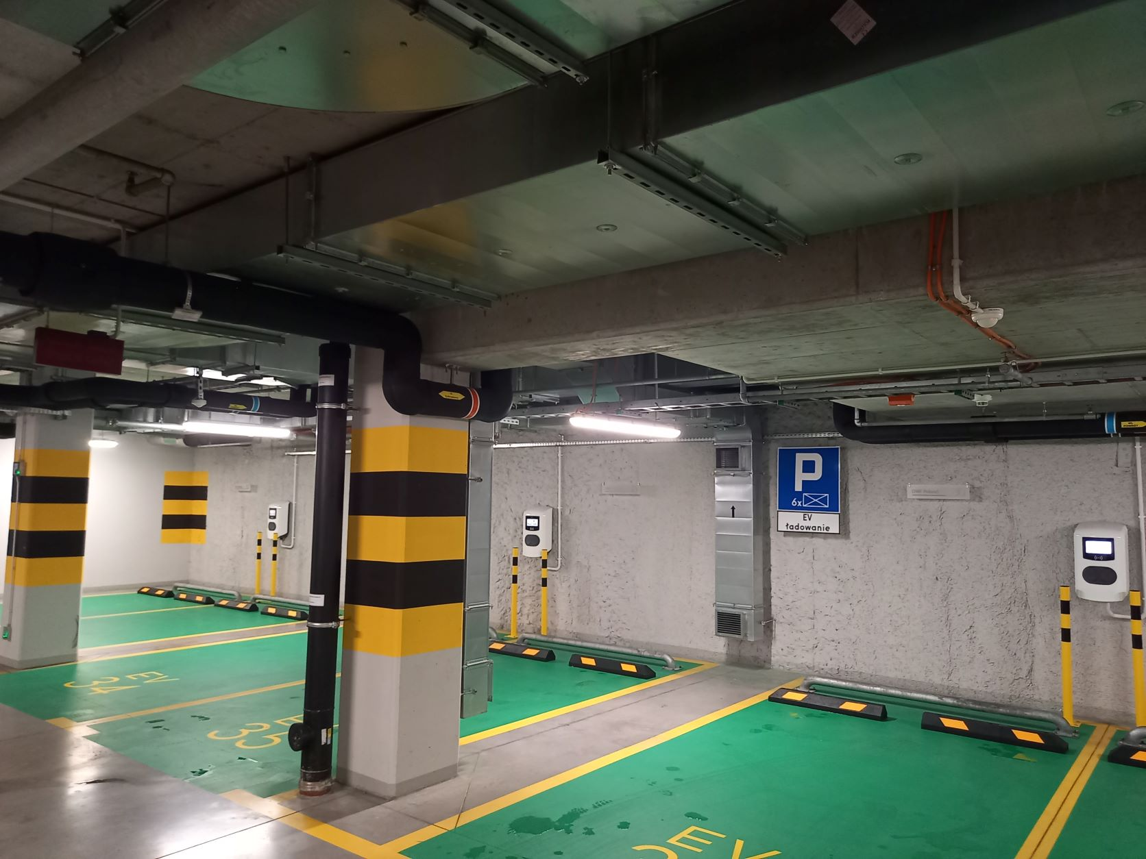 System ładowania pojazdów elektrycznych w garażu z elektroniczną detekcją pożaru (SSP) i instalacją tryskaczową